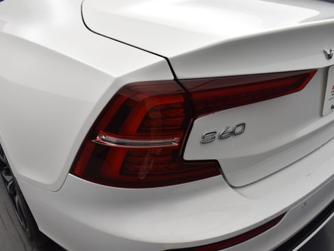 Used 2024 Volvo S60 B5 Core image 8