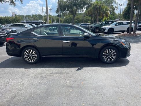 Used 2025 Nissan Altima 2.5 SV FWD image 6