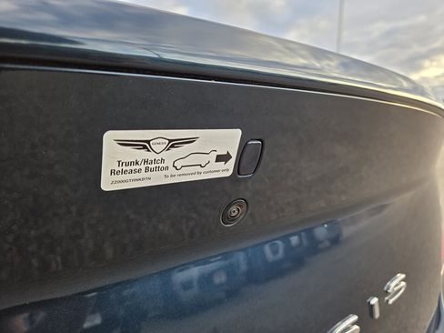 Used 2025 Genesis G70 2.5T image 25