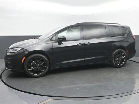 Used 2023 Chrysler Pacifica Limited w/ S Appearance Package FWD image 2