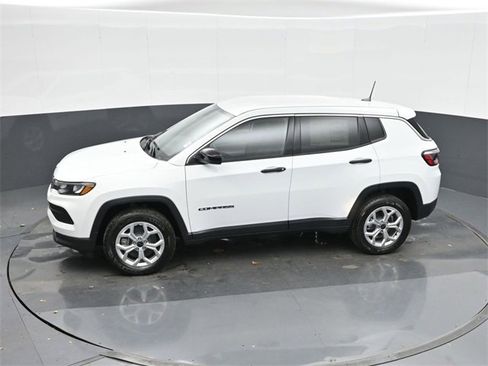 Used 2025 Jeep Compass Sport image 34