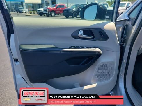 Used 2024 Chrysler Pacifica Touring-L FWD image 18