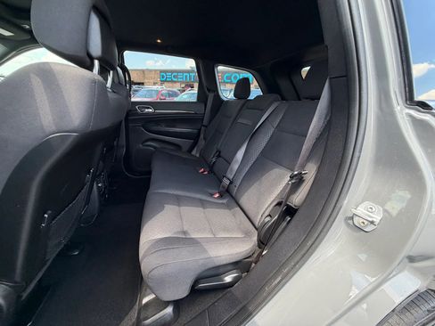 Used 2019 Jeep Grand Cherokee Laredo AWD/4WD image 12