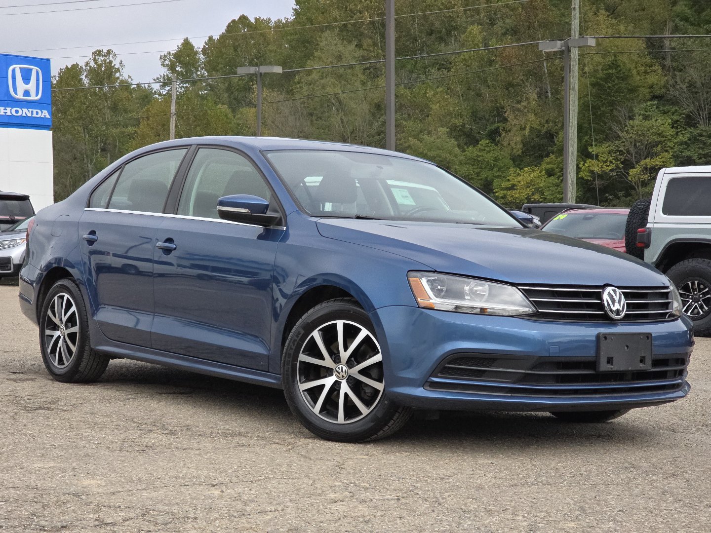Used 2017 Volkswagen Jetta SE FWD image 2