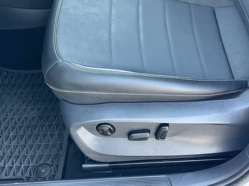 Certified 2023 Volkswagen Taos SE w/ Black Wheel Package FWD image 17