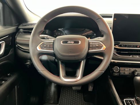Used 2025 Jeep Compass Trailhawk AWD/4WD image 13