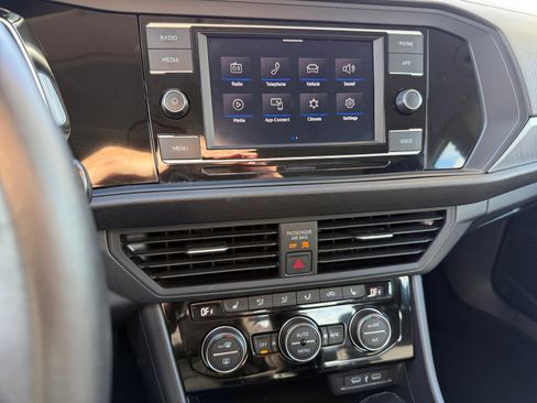 Used 2024 Volkswagen Jetta SE image 12