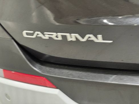 Used 2025 Kia Carnival FWD image 32