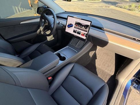 Used 2024 Tesla Model Y Long Range AWD/4WD image 21