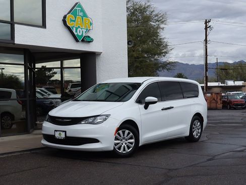 Used 2020 Chrysler Voyager L image 2