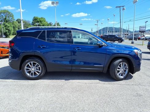 Used 2022 GMC Terrain SLT w/ Tech Package AWD/4WD image 3