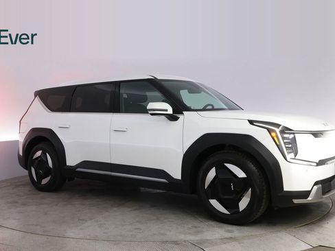 Used 2024 Kia EV9 Light Long Range RWD image 14