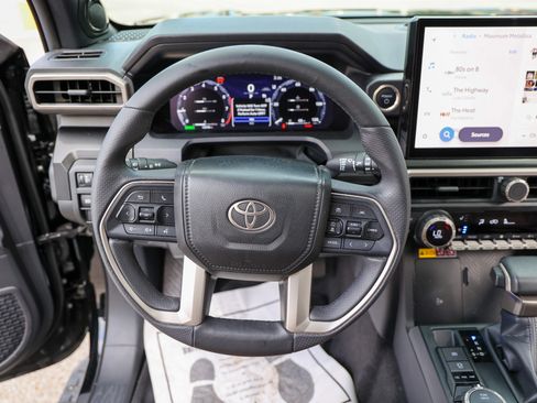 Used 2025 Toyota 4Runner Limited AWD/4WD image 40