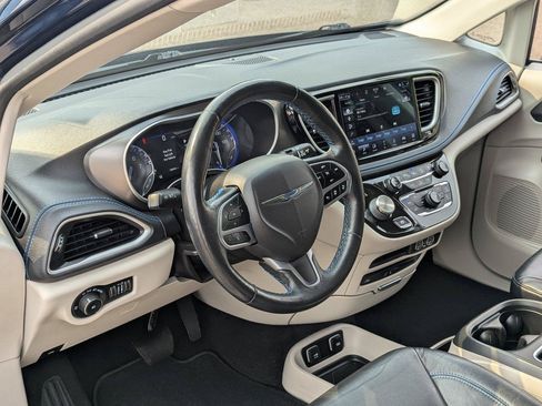 Used 2021 Chrysler Pacifica Touring-L w/ Uconnect Theater Family Group AWD/4WD image 12