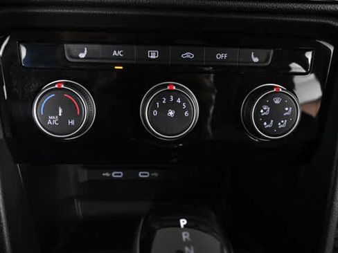 Used 2023 Volkswagen Taos SE w/ Panoramic Sunroof Package FWD image 25