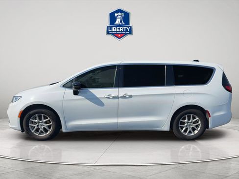 Used 2024 Chrysler Pacifica Touring-L FWD image 8