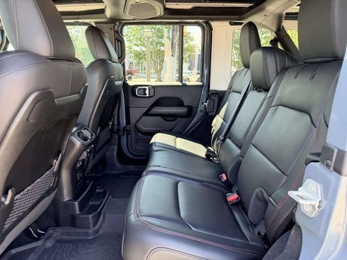 Used 2025 Jeep Wrangler Unlimited Rubicon AWD/4WD image 18