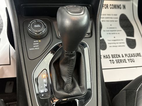 Used 2019 Jeep Cherokee Overland w/ Technology Group image 27