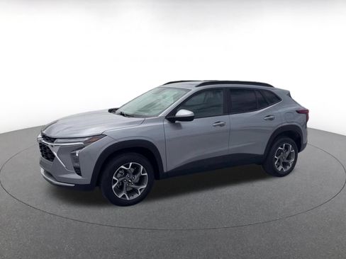 Used 2025 Chevrolet Trax LT FWD image 7