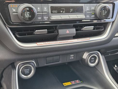 Used 2025 Toyota Grand Highlander AWD image 19