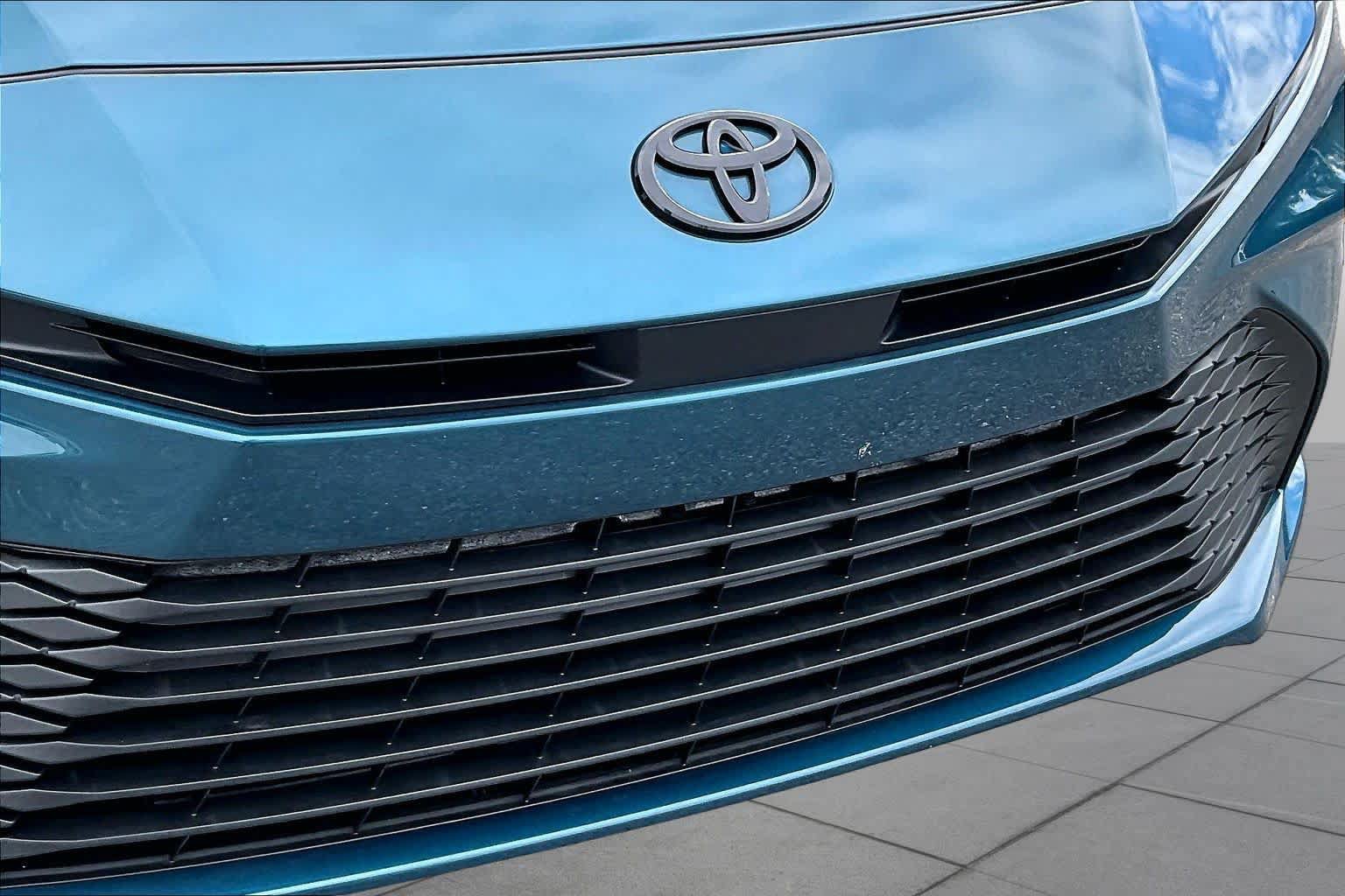 Used 2025 Toyota Camry LE FWD image 28