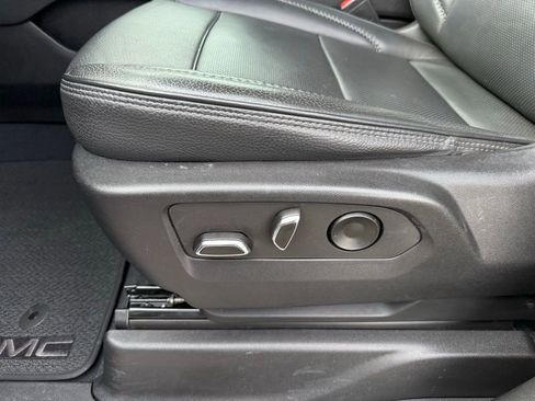 Used 2022 GMC Yukon XL Denali image 12