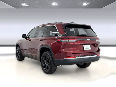 Used 2025 Jeep Grand Cherokee Laredo w/ Luxury Tech Group I RWD image 3