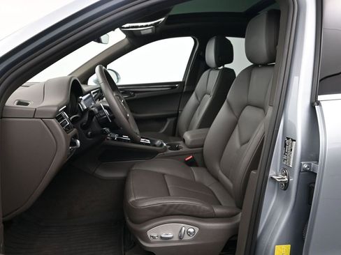 Certified 2026 Porsche Macan image 5