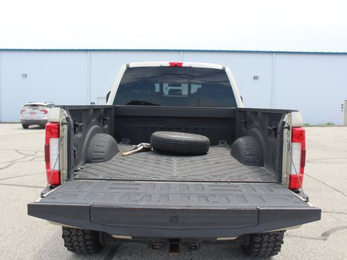 Used 2017 Ford F350 Platinum w/ Platinum Ultimate Package AWD/4WD image 4