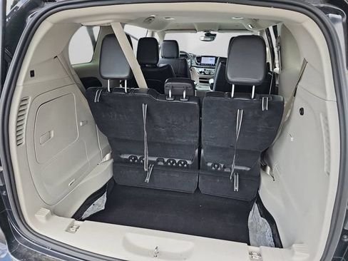 Used 2024 Chrysler Pacifica Limited FWD image 16