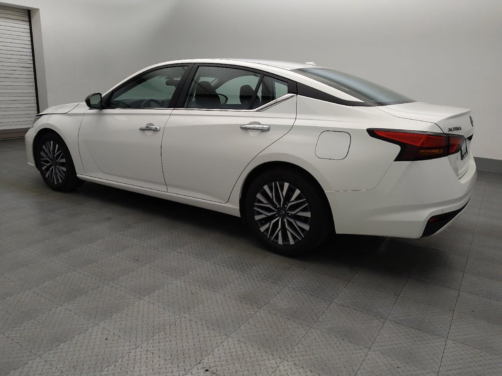 Used 2025 Nissan Altima 2.5 SV FWD image 3