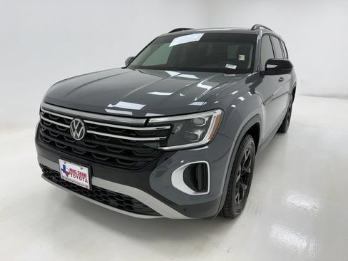 Used 2024 Volkswagen Atlas Peak Edition SE AWD/4WD image 4