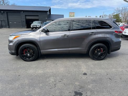 Used 2016 Toyota Highlander XLE image 2