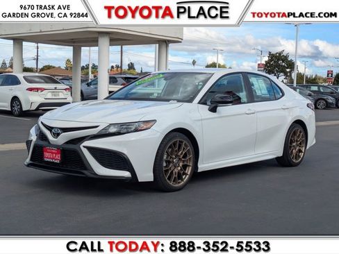 Used 2023 Toyota Camry SE image 1