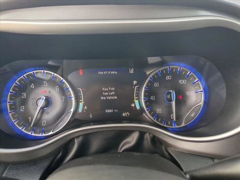 Used 2024 Chrysler Pacifica Touring-L image 11