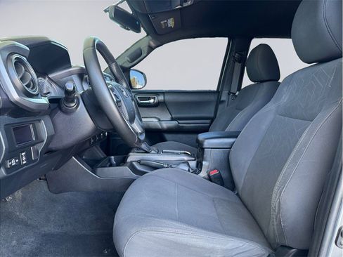 Used 2016 Toyota Tacoma TRD Sport w/ Towing Package AWD/4WD image 9