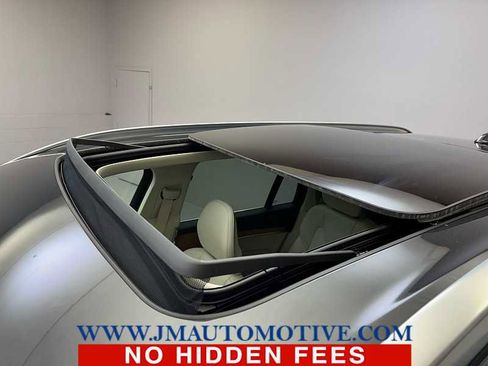 Used 2021 Volvo XC90 T6 Momentum image 11