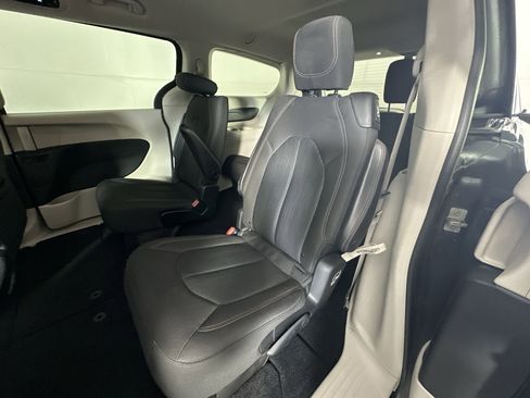 Used 2018 Chrysler Pacifica LX w/ Tire & Wheel Group image 27