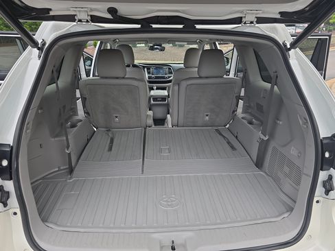 Used 2019 Toyota Highlander XLE AWD/4WD image 12