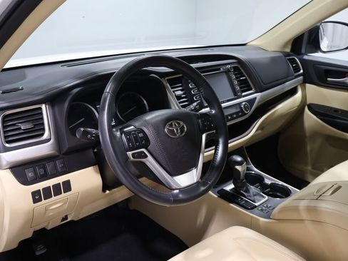 Used 2019 Toyota Highlander XLE image 15