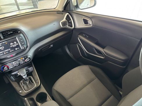 Used 2025 Kia Soul LX w/ LX Technology Package FWD image 33