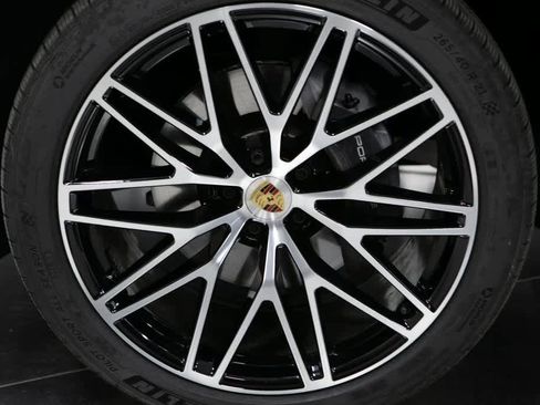 Used 2025 Porsche Macan image 11