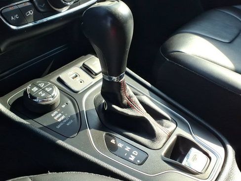 Used 2022 Jeep Cherokee Trailhawk AWD/4WD image 15