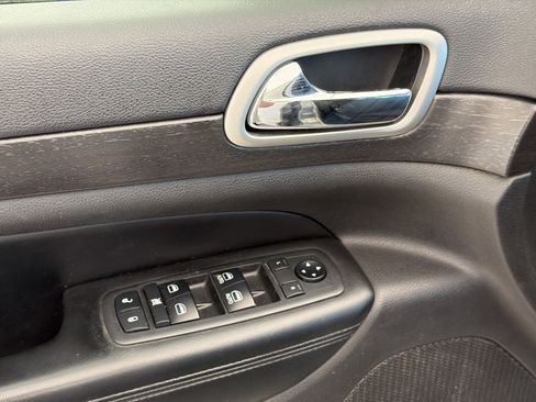 Used 2018 Jeep Grand Cherokee Laredo AWD/4WD image 25