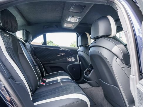 Used 2025 Bentley Flying Spur Plug-In Hybrid image 21