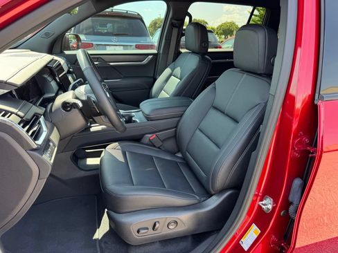 Used 2026 GMC Acadia Elevation w/ Elevation Premium Package FWD image 17