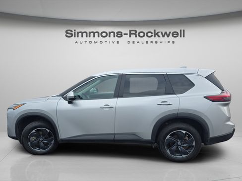 Used 2024 Nissan Rogue SV image 8