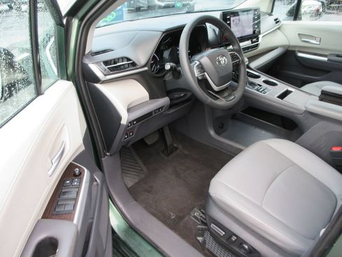 Used 2022 Toyota Sienna XLE AWD/4WD image 14