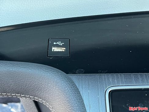 Certified 2025 Toyota Sienna LE FWD image 31
