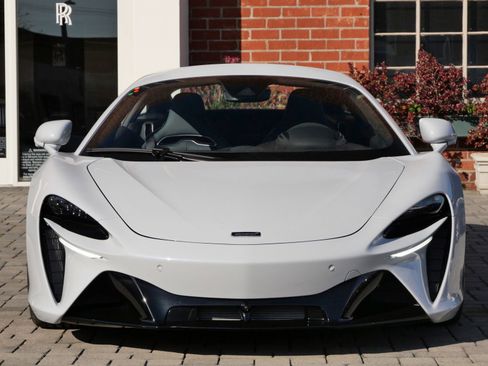 Used 2024 McLaren Artura RWD image 2